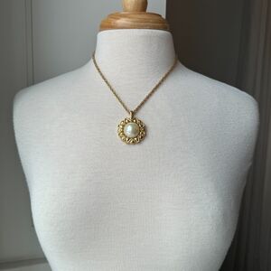 French Designer Nina Ricci Vintage Pearlescent Pendant Necklace